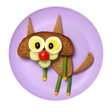 Siyah ekmek, yumurta ve mor tabakta sebze ile yapılan kedi