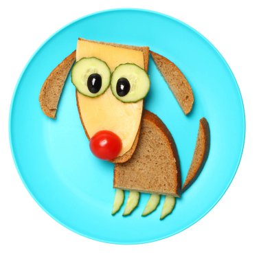 Mavi plaka üzerinde sandviç olarak yapılan köpek