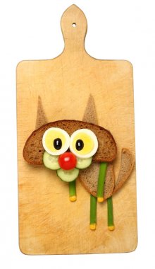 Komik kedi kesme tahtası üzerinde gıda maddeleri ile oluşan