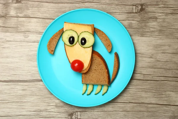Pies Śmieszne Sandwich Wykonane Płytki Drewno — Zdjęcie stockowe