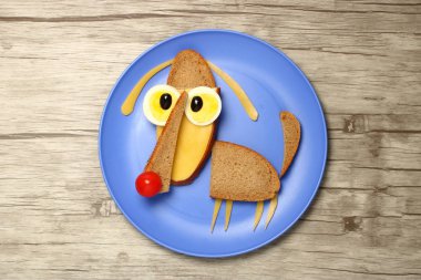 Ahşap arka plan üzerinde yapılan komik sandviç köpek