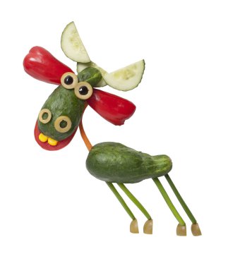 Beyaz arka planda salatalıkla yapılmış komik bir geyik.