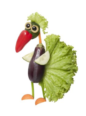 Tavuskuşu beyaz arka planda taze sebzelerle yapılır