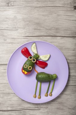 Tabak ve masadaki salatalıktan yaratılan geyik.