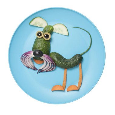 Mavi tabakta sebzelerden derlenen dirilmiş schnauzer.