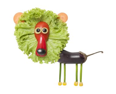 Patlıcan ve salatadan yapılmış sürpriz bir aslan.