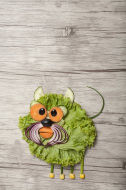 Salata ve soğandan yapılmış kızgın bir kedi.