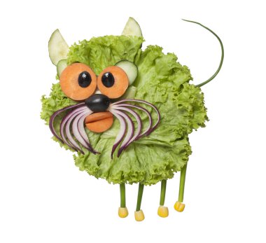 Beyaz arka planda salata ve soğandan yapılmış kedi.