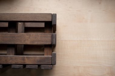 Kahverengi ahşap bir kutu Işık masasında