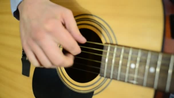 Männliche Hände, die akustische Gitarre spielen — Stockvideo