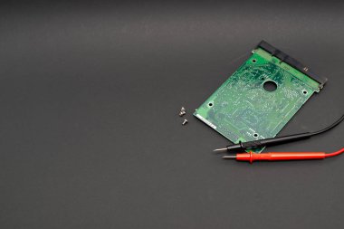 Karanlık bir arkaplanda bir sabit diskin elektronik devre kartı