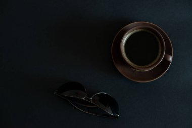 Siyah arka planda kahve fincanı