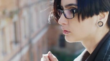 Bir sigara pencereden esmer bir kadın portresi hipster