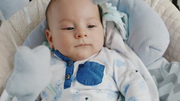 Retrato de un bebé feliz dos meses. Acostado en una cuna — Vídeos de Stock