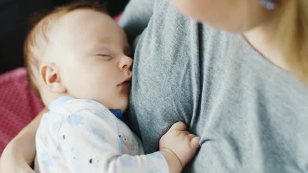 Παιδί για δύο μήνες που κοιμάται στο στήθος μητέρες. Μητέρα που κρατάει τον γιο του — Αρχείο Βίντεο