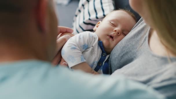 Bebek sevgi dolu bir ebeveyn eller üzerinde uyuyor. Arkadan görüntüleyin. Kavram - ebeveyn Bakımı, güçlü bir aile — Stok video