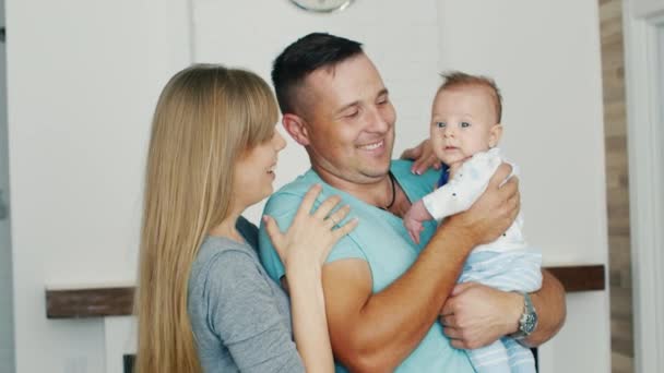 Ευτυχισμένη οικογένεια με ένα μωρό στο σπίτι. Ισχυρή οικογένεια, μια ευτυχισμένη παιδική ηλικία — Αρχείο Βίντεο