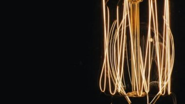 Yavaşça yanan spiral ampul. Close