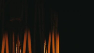 Makro spiral ampul. Yavaşça aç. Siyah arka planda