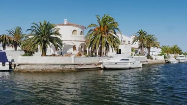 Empuriabrava, Spanien-juni 20, 2016: kanaler, lyxfastighet, hus och yachter. En av de största bostäderna nära havet i Europa. Utsikt från segelbåt — Stockvideo