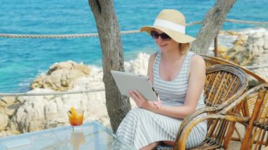Her zaman bağlı. Kadın turist obschaetsya tabletten video bağlantısı aracılığıyla arkadaşlarınızla.