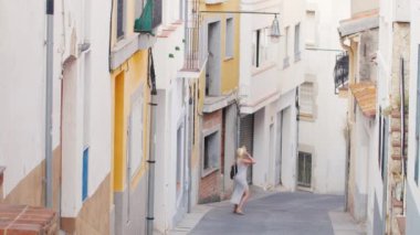 Kadın turist İspanya eski şehir antik cadde hayran. Dar caddede gidiyor. Kavram - Avrupa ve İspanya'da turizm