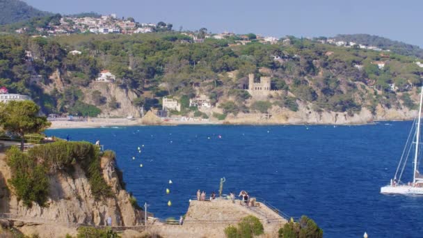 Lloret de mar, spanien - 20. juni 2016: bay, ein beliebter ort an der costa brava. man sieht die Strände, Hotels, die Bucht kommt ein großer Katamaran mit Touristen — Stockvideo