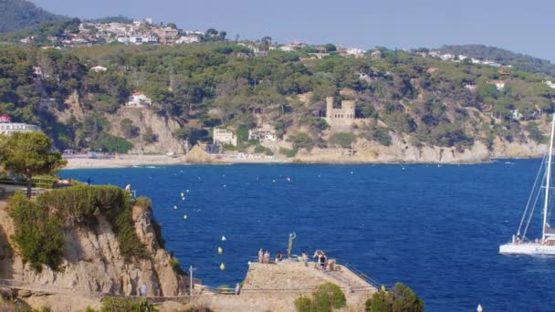 Lloret de mar, Spanyolország - 2016. június 20.: Bay, egy népszerű üdülőhely a Costa Brava partszakaszon. Láthatjuk, a strandok, szállodák, az öböl jön egy nagy katamarán a turisták — Stock videók