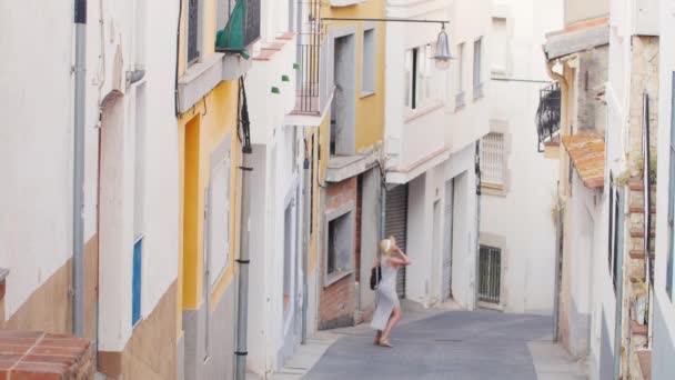 Donna turista ammirando l'antica strada nel centro storico della Spagna. Va giù per la strada stretta. Concetto - Turismo in Europa e Spagna — Video Stock