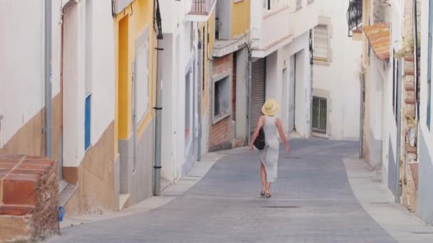 Mujer turista admirando la antigua calle del casco antiguo de España. Va por la calle estrecha. Concepto - Turismo en Europa y España — Vídeos de Stock