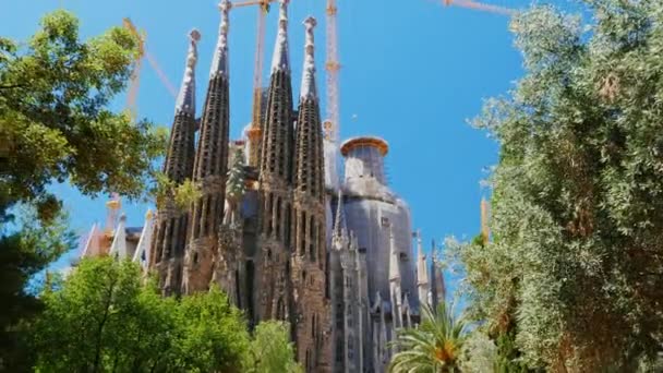 Barcelona, España - 20 de junio de 2016: Steadicam shot: El famoso templo de la Sagrada Familia en Barcelona, la cámara se mueve en la dirección de la iglesia — Vídeos de Stock