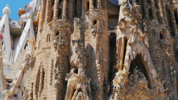 Barcelona, spanien - juni 20, 2016: details der äußeren bearbeitung der sagrada familia in barcelona — Stockvideo