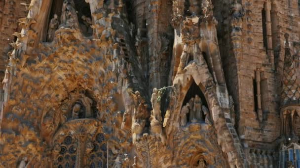 Barcellona, Spagna - 20 giugno 2016: Dettagli della finitura esterna della Sagrada Familia a Barcellona — Video Stock