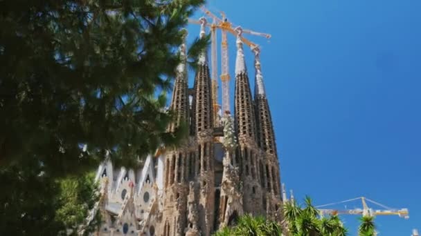 Beliebt bei Touristen aus aller Welt Ort - der Tempel der Sagrada Familia in Barcelona — Stockvideo
