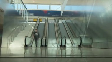 İnsanlar bir yürüyen merdiven, Havaalanı terminal veya alışveriş merkezinde kullanabilirsiniz. İnsanların yüzleri ayırt edilemez