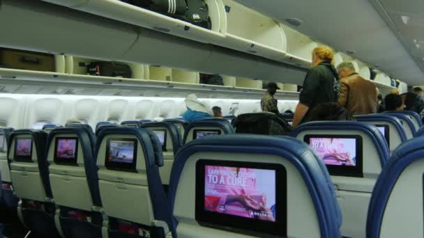 New York, Verenigde Staten - Oktober 12, 2016: Passagiers invoeren van het vliegtuig, zet de bagage op de plank — Stockvideo