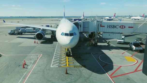 Nowy Jork, Usa - Oktober 12, 2016: Duży samolot pasażerski w terminalu lotniska jest gotowy do odbioru pasażerów. Lotnisko JFK w Nowym Jorku — Wideo stockowe