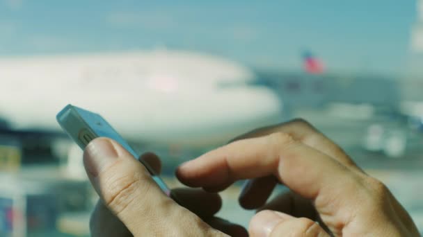 En conexión en cualquier momento, en cualquier lugar. Roaming en el aeropuerto — Vídeo de stock