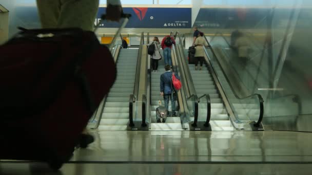 New York, Usa - Oktober 12, 2016: Passagerare använder rulltrappan på Jfk airport i New York City — Stockvideo