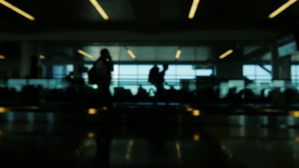 ややぼやけビデオ大勢の人、大きい空港ターミナルに転送あなたの飛行を待っています。 — ストック動画