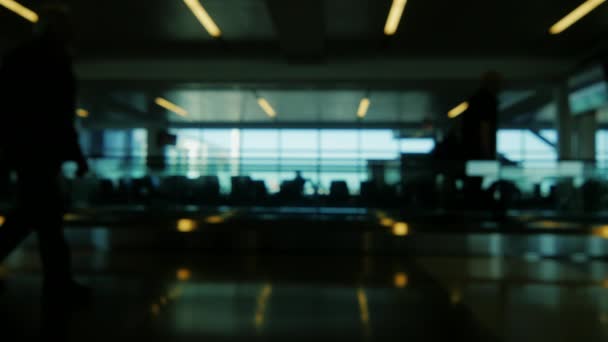 Das Leben ist ein großes Flughafenterminal. Menschen eilen zu ihren Flügen, leicht verschwommenes Video — Stockvideo