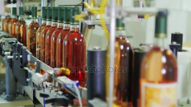 Otomatik taşıyıcı sıraya inodelne. Şarap şişeleri üzerinde etiketleri yerleştirin. Endüstriyel Otomasyon