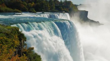 Ünlü şelale Niagara Şelalesi, dünyanın dört bir yanından gelen turistler arasında popüler bir yer. Amerikan yan görünümden. Resimde, bir kerede iki şelaleler Prores Hq 422 görebilirsiniz 10 bit