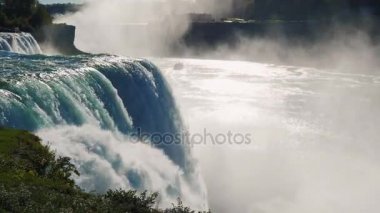 Niagara Falls güneşin. Sprey ve sis, gemi dev bir bulutu turist uzak yola çıkacak. ProRes Hq 422 10 bit video