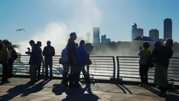 NIAGARA FALLS, NY - OKTOBER 20, 2016: Barco turístico com turistas em capas de chuva vermelhas. Muito perto nada até Niagara Falls, vista de cima. ProRes HQ 422 10 bits de vídeo — Vídeo de Stock