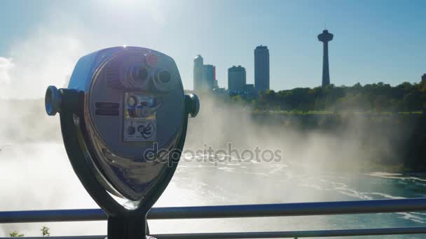 Ein münzbetriebener Fernglasbetrachter, der sich in Niagarafällen befindet, mit Blick auf die unscharfen Stürze im Hintergrund. — Stockvideo
