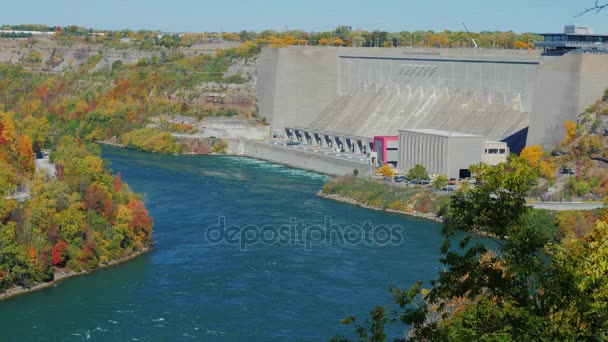 Niagara folyó, osztja a Kanada és az Egyesült Államok. A gát a megtekintés-a legtöbb amerikai oldalán torony — Stock videók