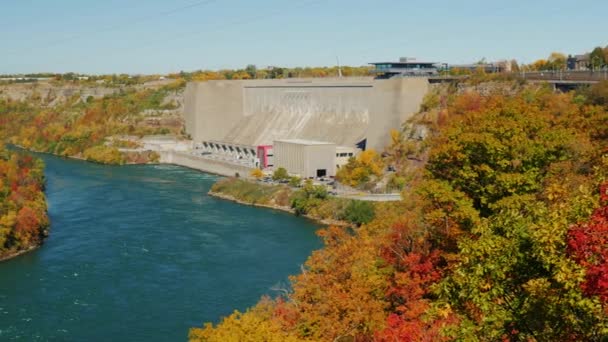 ナイアガラ川はカナダとアメリカ合衆国を分割します。表示からダムのほとんどは、アメリカ側のタワーします。ショットをパンします。 — ストック動画
