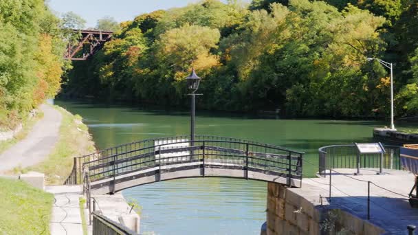 Lockport, NY, USA: Un lugar popular entre los turistas, los estadounidenses más famosos de la vía navegable artificial Lockport Lock — Vídeo de stock