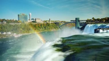 Dünyaca ünlü Niagara Falls - turistler arasında popüler bir yer. Resimde, bir iki şelaleler ve Kanada sahile Niagara Nehri'nin görebilirsiniz. Güzel gökkuşağının üstünde şelale